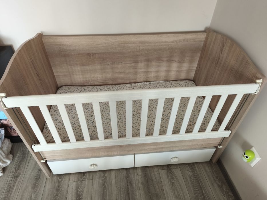 Детско / Бебешко легло с люлеещ се механизъм