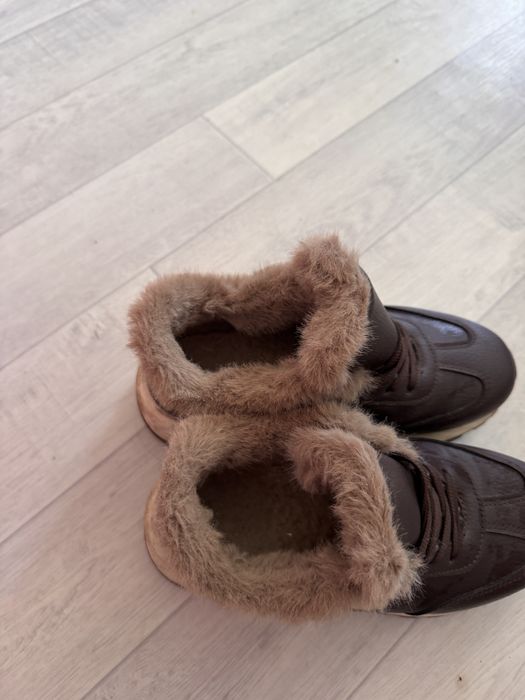 Продам кросовки утепленные