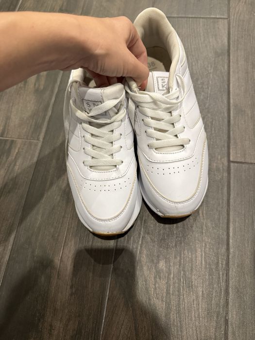 Бели дамски маратонки