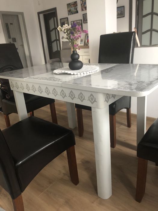 Vand  mobila din lemn masiv: dulap de haine, vitrina, masa extensibila