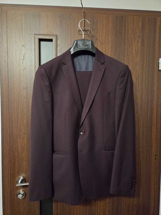 Costum barbati de culoare visinie