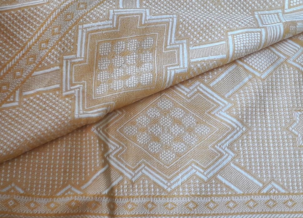 Кувертюра/покривало/за легло жълто и бяло