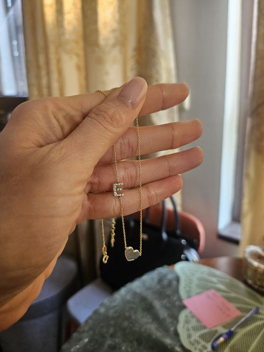 Дамско сребърно колие с позлата и буква Е с цирконии