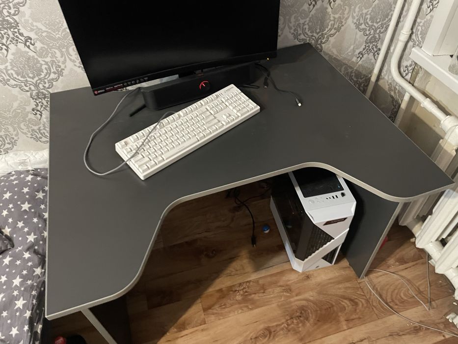 Стол компьютерный игровой