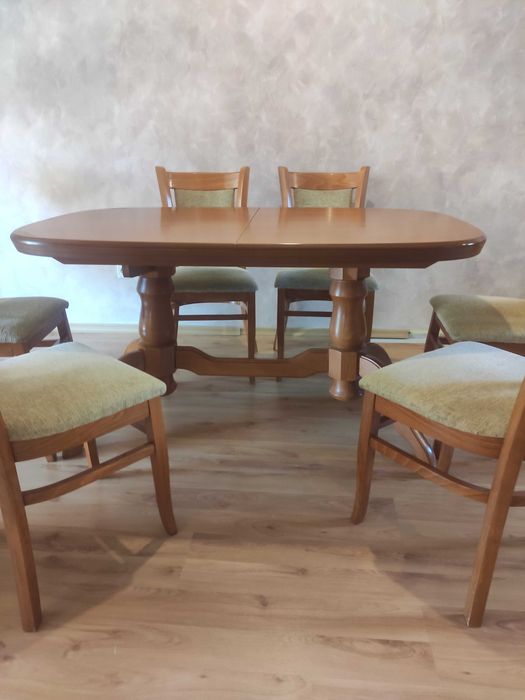 Трапезна маса със столове