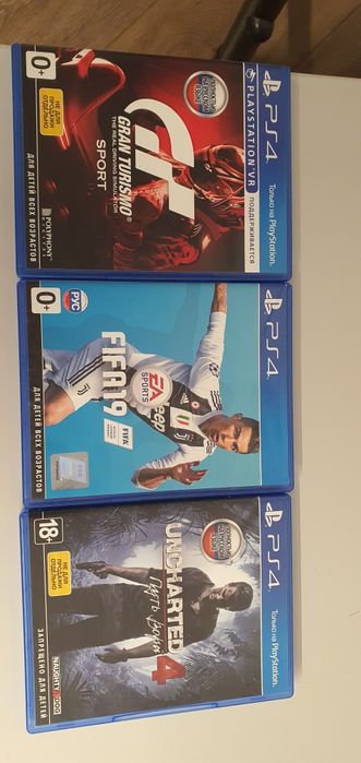 PS4   с геймпадами и тримя дисками