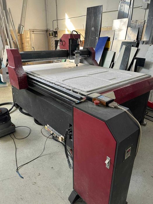 Firma Vinde  CNC VG 1318. 
Stand de control si computer inclus.