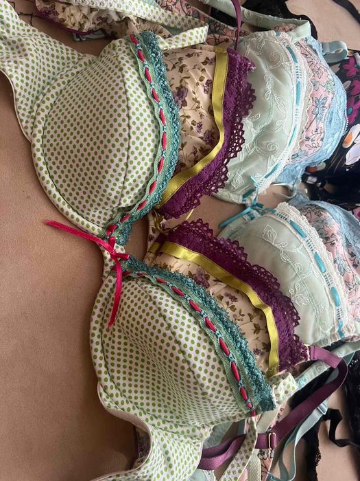 Сутиени 75 и 80 В