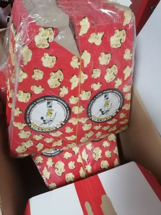 Машина за пуканки к-т с царевица, сол, мазнина и кутии