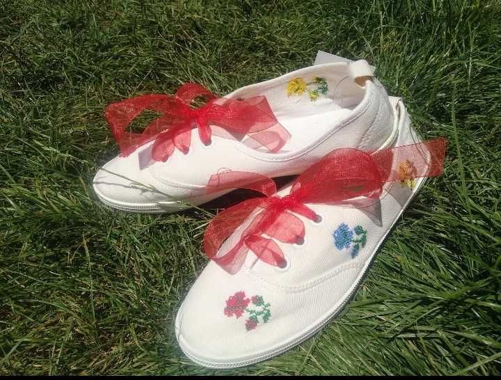 Спортни обувки с ръчна бродерия