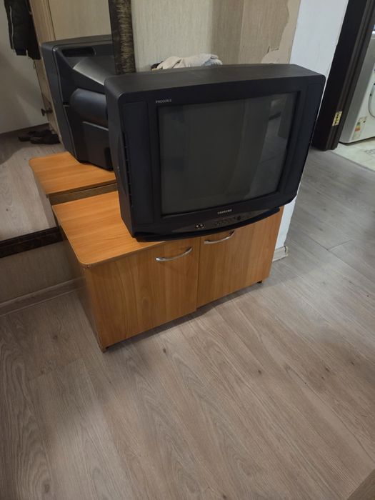 Продам телевизор с тумбой