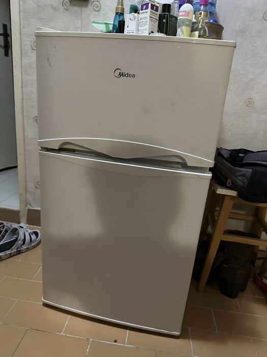 Хладилник Midea с вътрешна камера