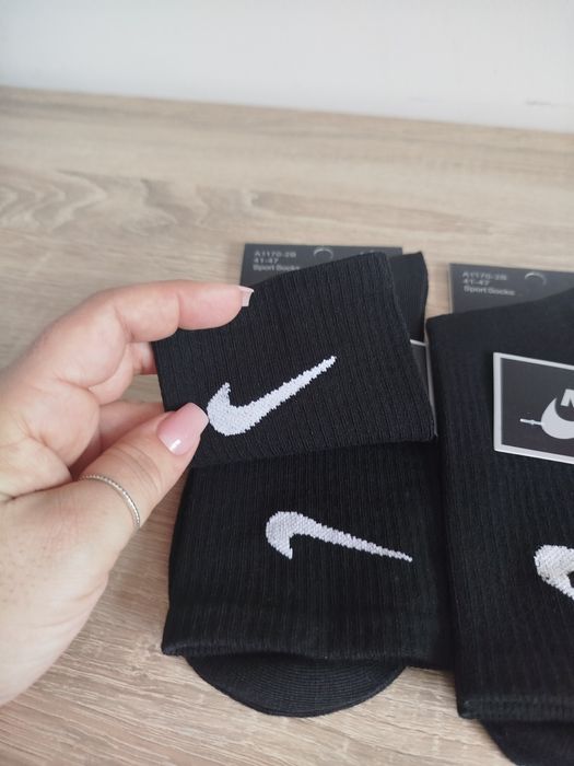 Patru perechi de șosete Nike negre lungi toate mărimile
