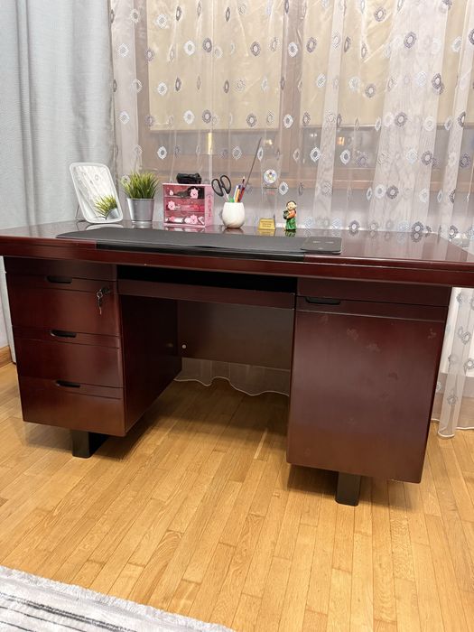 Стол письменый, в хорошем качестве