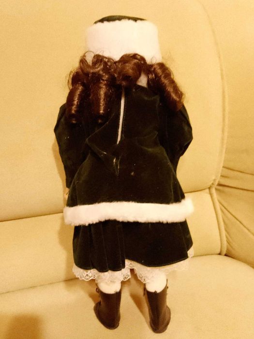 Порцеланова музикална кукла