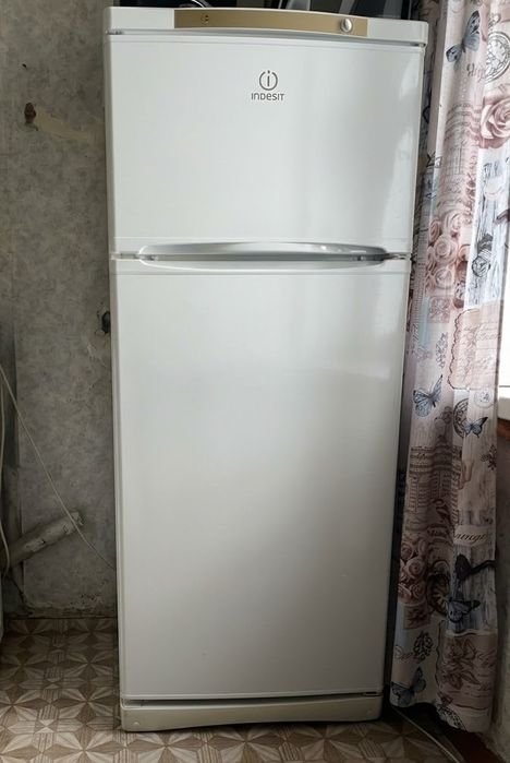 Двухкамерный холодильник Indesit (б/у, рабочий)