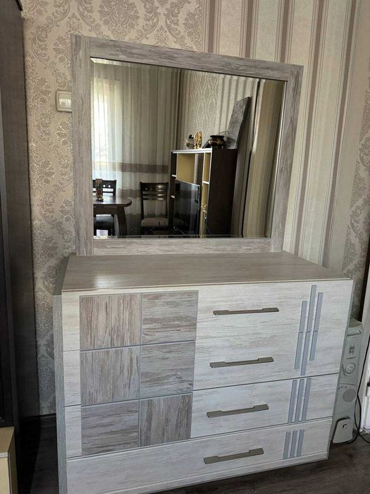 Мебель трюмо для спальни и 2 тумбочки. Очень хорошее качество!!!