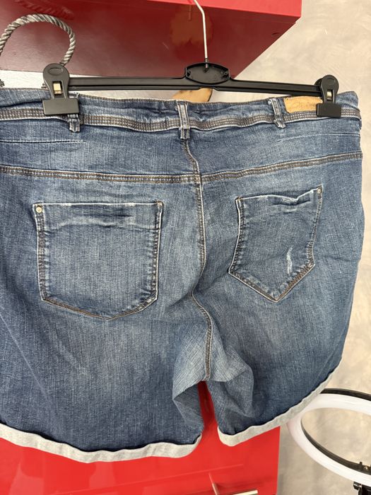 Vand blugi scurti  30 lei