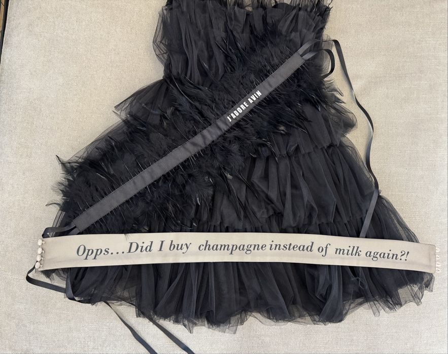 Елегантна черна рокля от тюл.