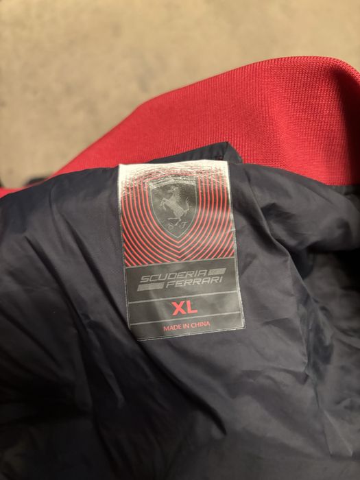 Vand jacheta ferrari