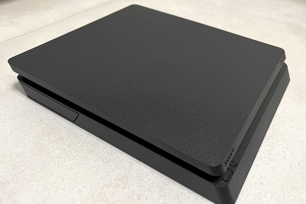 Play Station 4 Slim 500GB + 4 gamepads