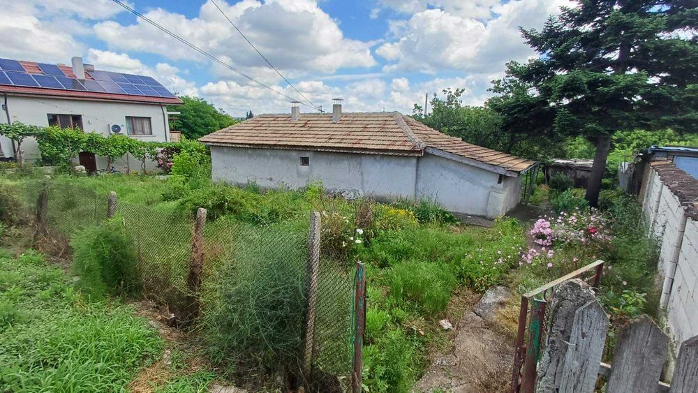 Продавам двор 1600 кв.м със стара къща, близо до Хуманитарна гимназия, гр Добрич