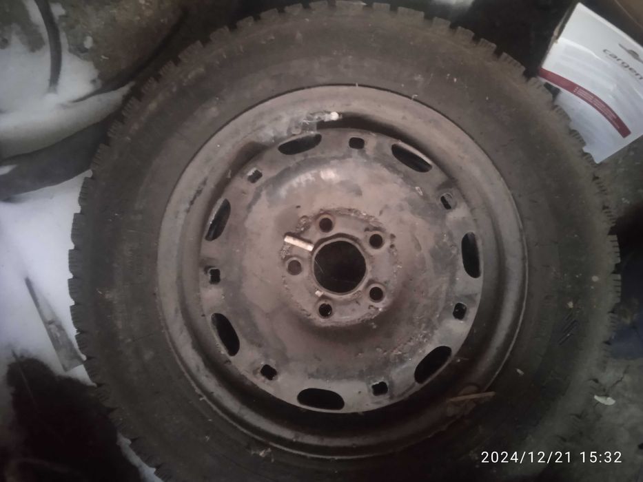 Диски r14 5дырые три литья и один железный от школы фабии