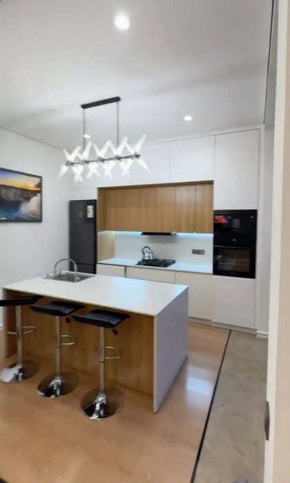 Srochno Olmazor 2 ta yonma yon kattej sotiladi