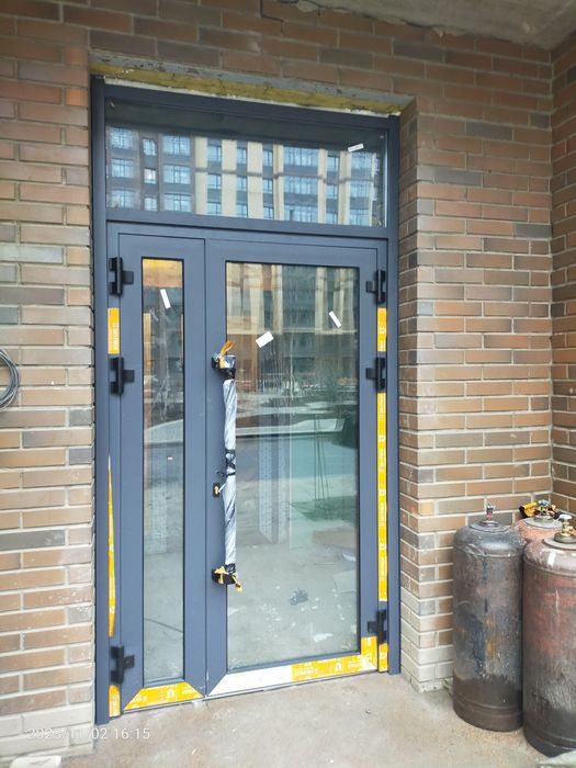 Окна, двери, тамбур.