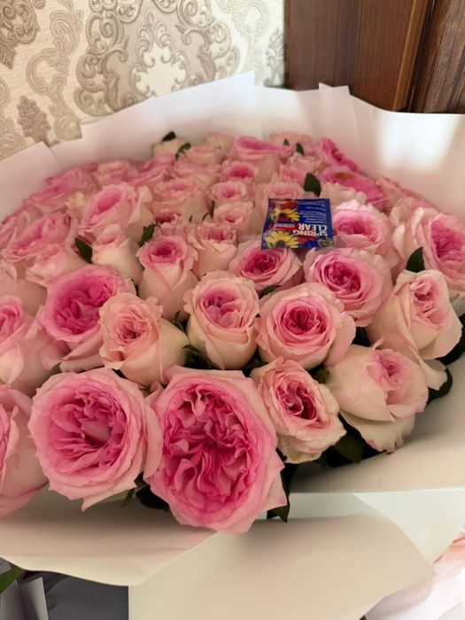 Продаются цветы.