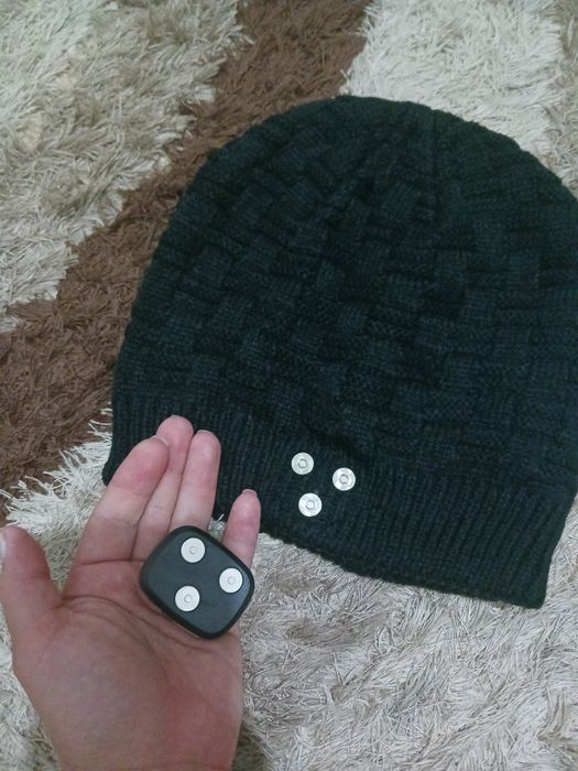 Мъжка шапка с лед светлина и подарък