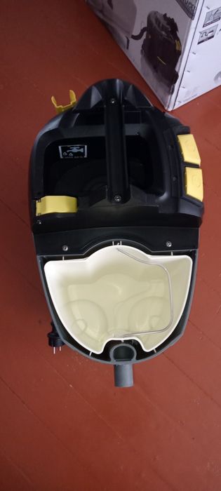 Керхер моющий пылесос.