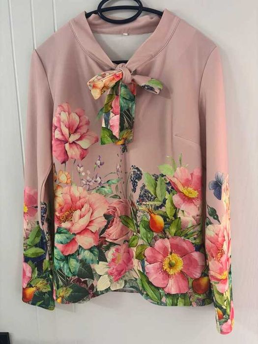 Bluza roz superba cu imprimeu floral si fundita la gat