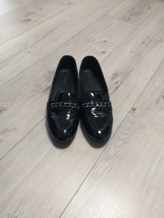 Продаётся женская обувь.