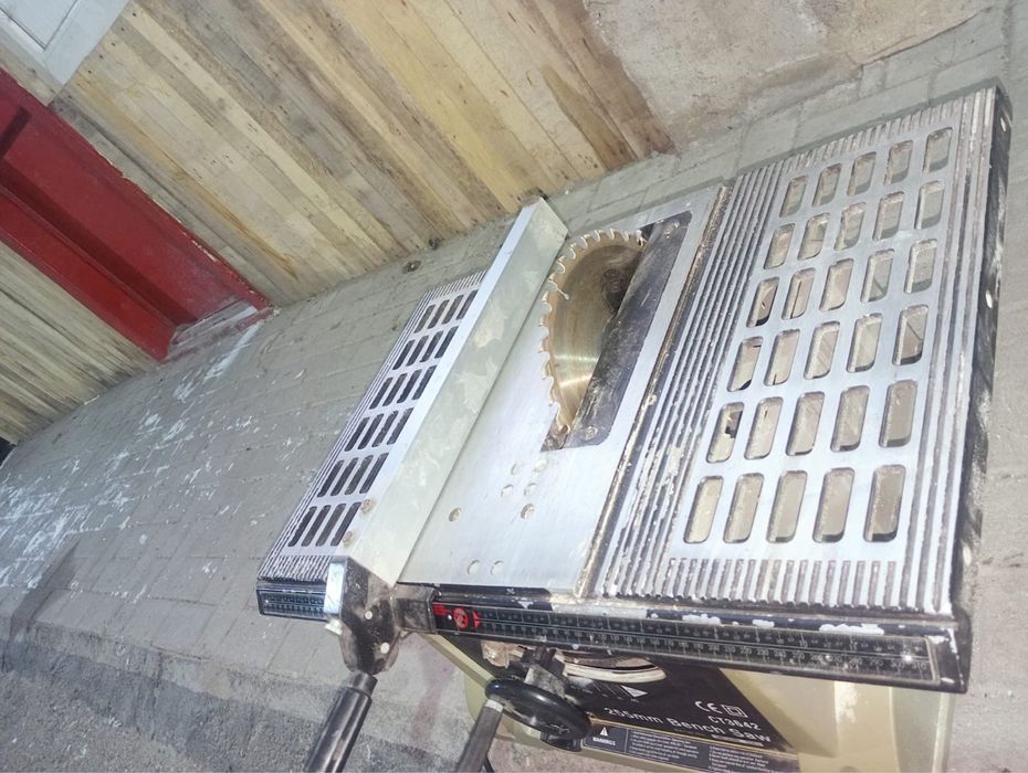 Продам настольный церкуляр пилу