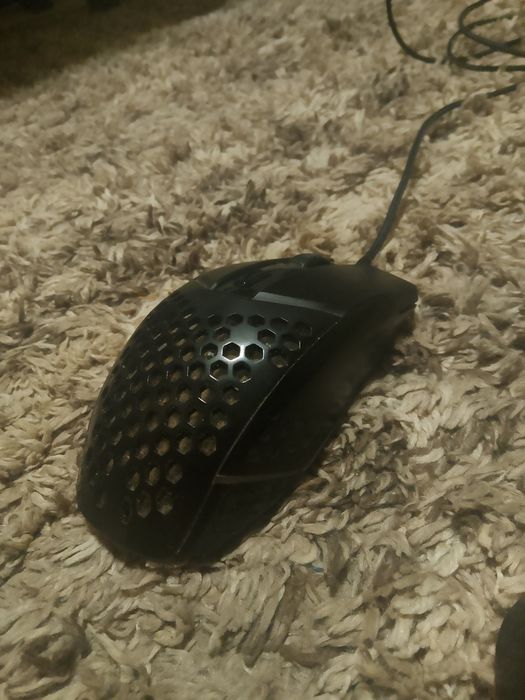Продавам Fury мишка