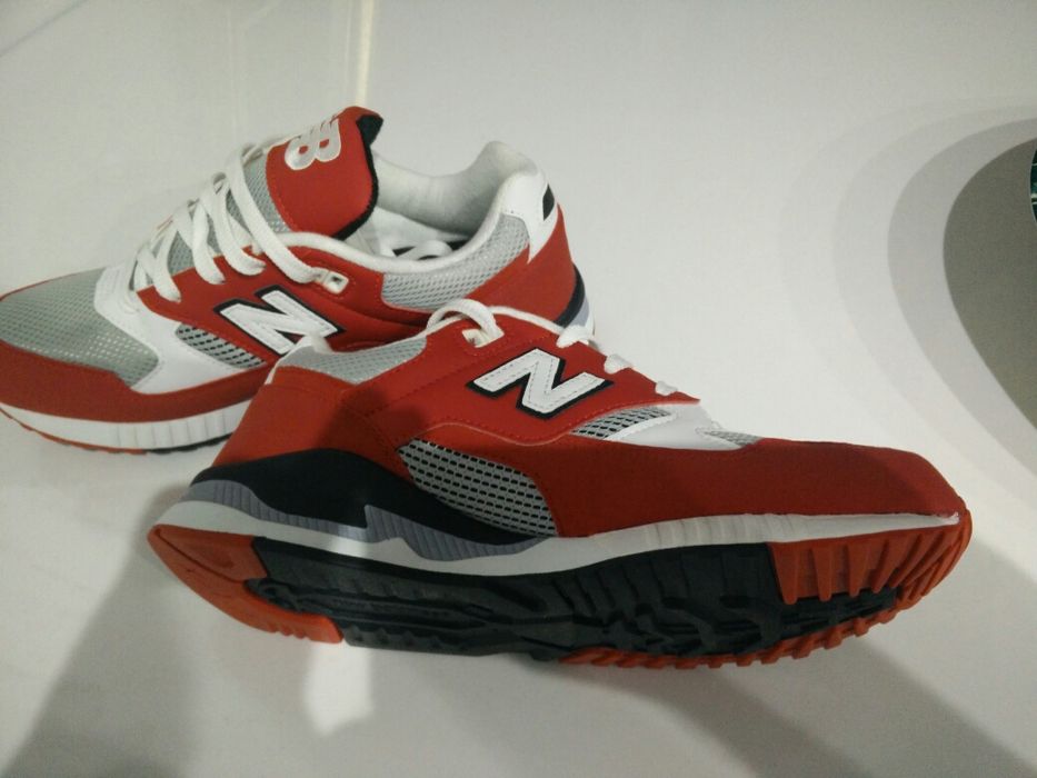 Nike NOI si New Balance
