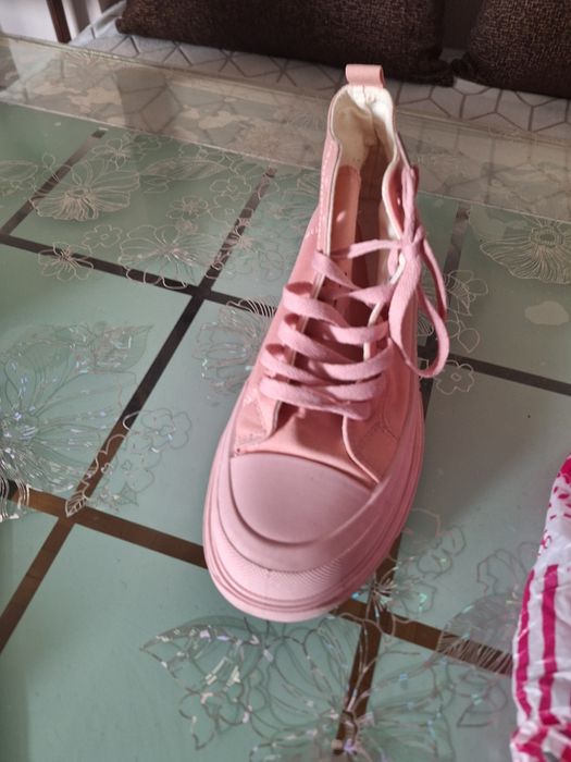 Продавам кецове и обувки