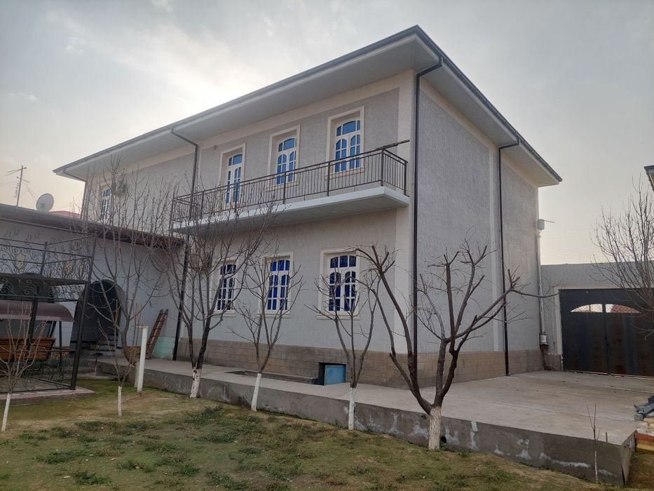 Ховли сотилади 2 этажли