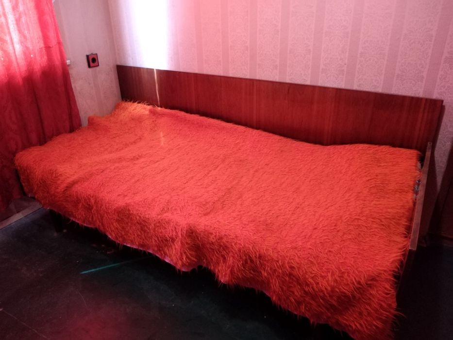 Легла от ъглова спалня с пружини