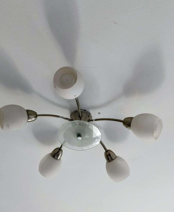 Полилей с пет фасунки. Ползване и с LED крушки.Хромирани метални части
