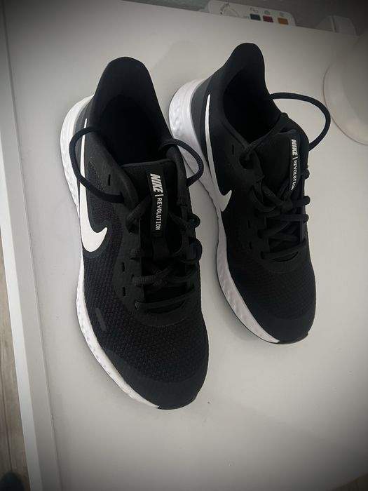 Adidasi NiKe Revolution