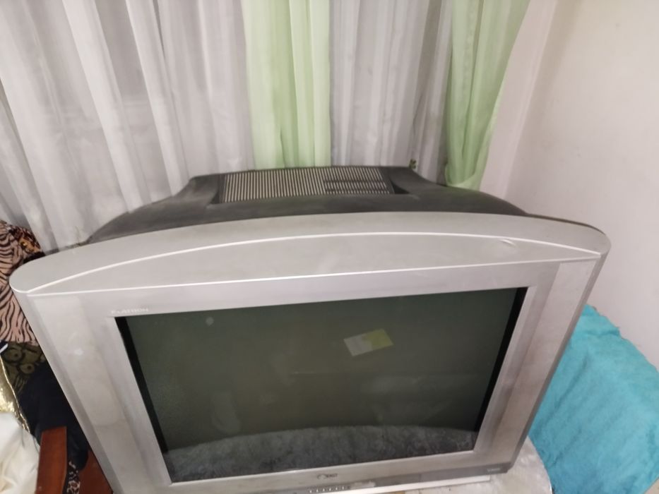 Телевизор и полка.