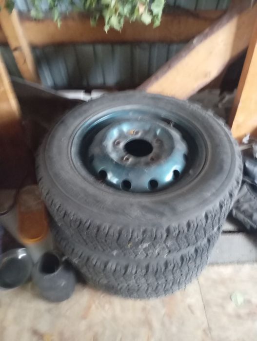 Продам  резину на ниву размер 16