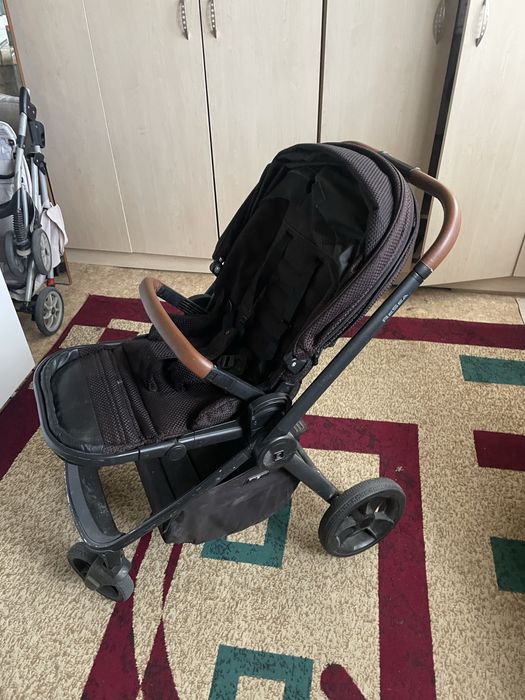 Продам детскую коляску с люлькой игрушками и др