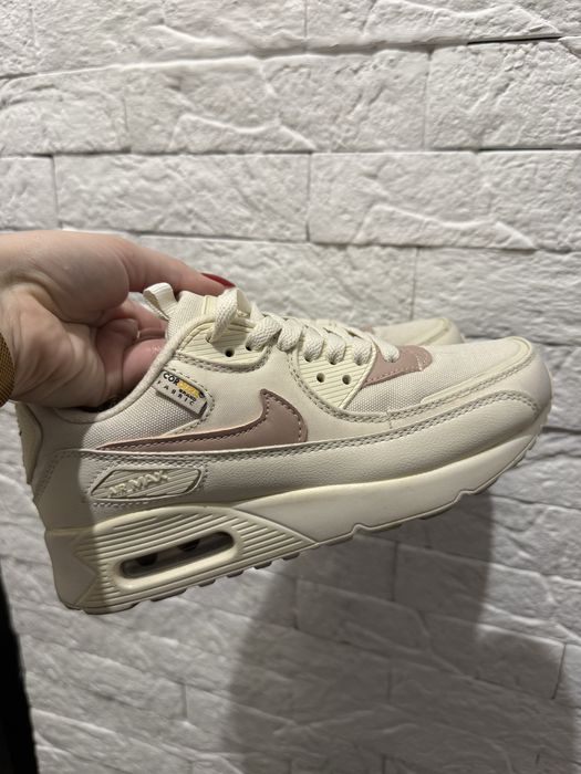 Продам женские кроссовки