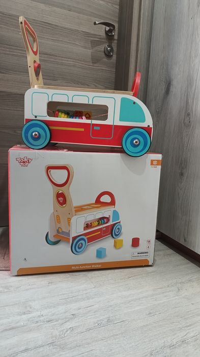 Tooky Toy Wooden Multi-Function Walker е детска дървена проходилка с интерактивни активности