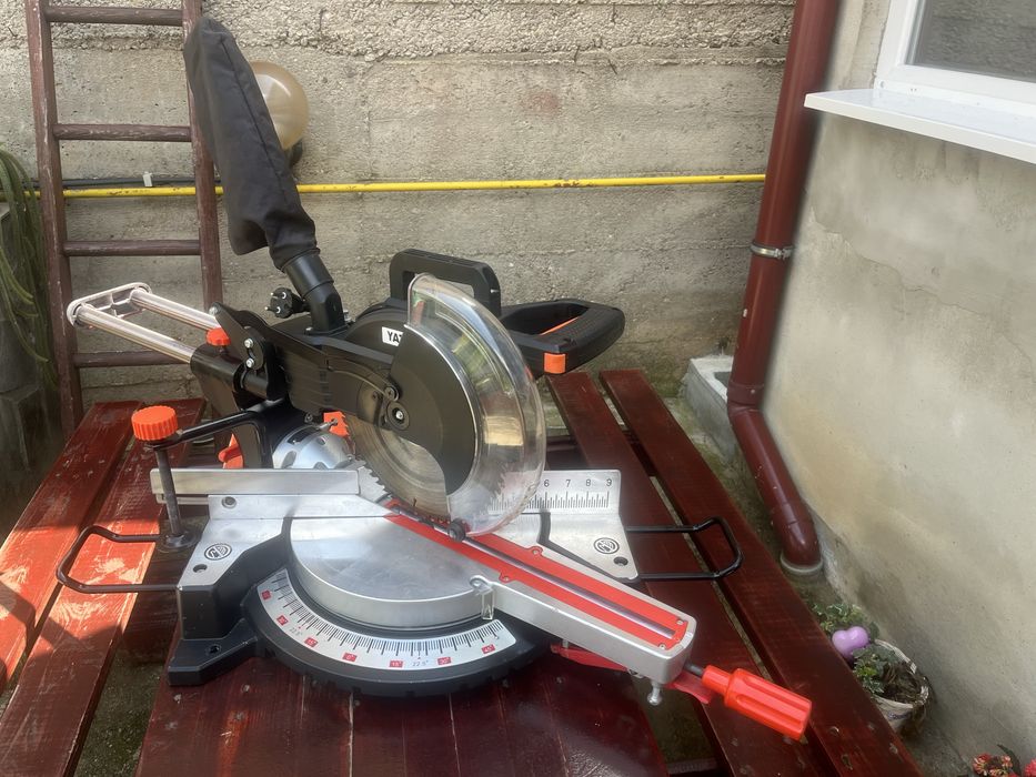Fierastrau de banc yato 1800 w