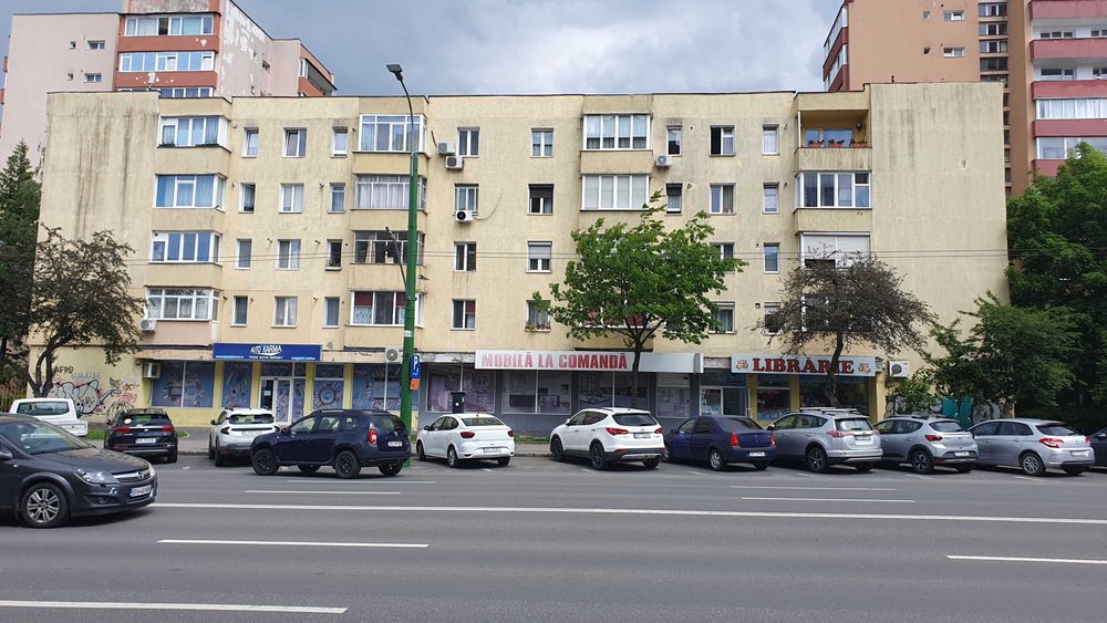 Vand spatiu comercial bd.Alexandru Vlahuta nr.36 vitrina 14m,sau inchirez.