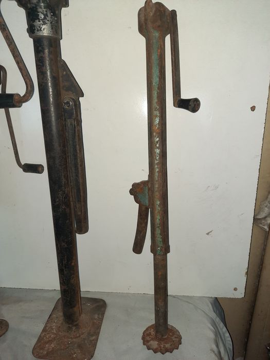 Ретро вертикални крикове за кола